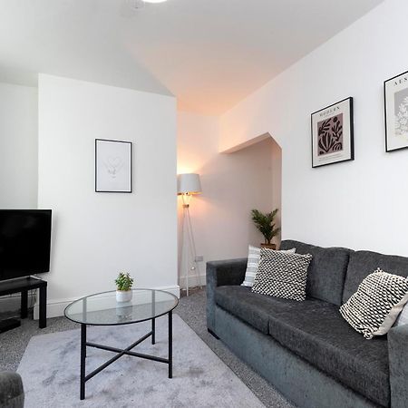 Quiet And Comfy House With 2 Bedrooms And 2 Bathrooms Super Fast Wifi And Crisp Hotel Standard White Linen Hosted By Our Home Short Stays Darlington  Exteriör bild