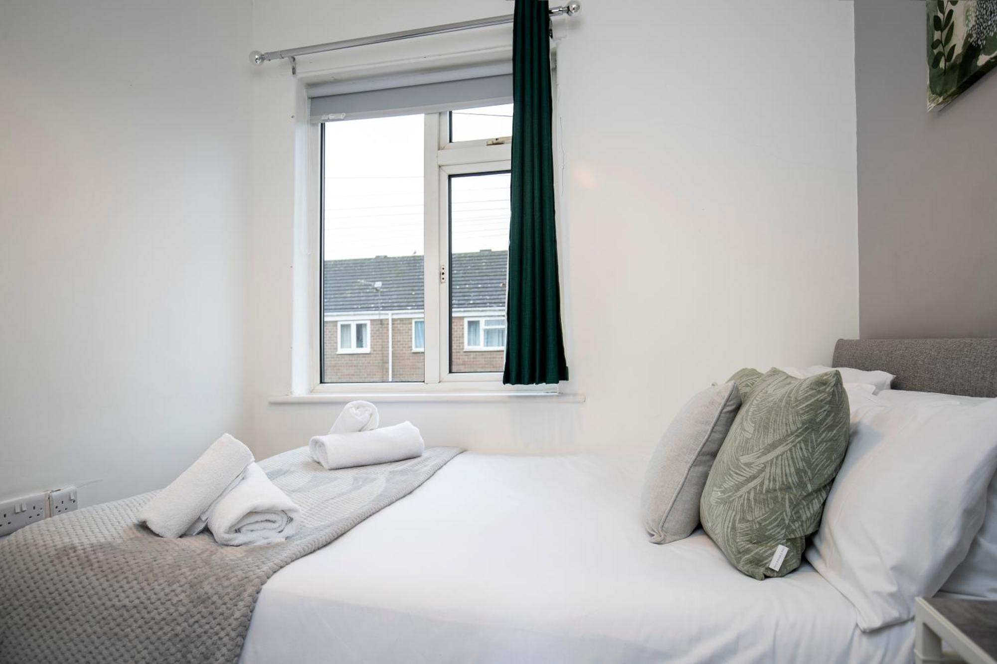 Quiet And Comfy House With 2 Bedrooms And 2 Bathrooms Super Fast Wifi And Crisp Hotel Standard White Linen Hosted By Our Home Short Stays Darlington  Exteriör bild