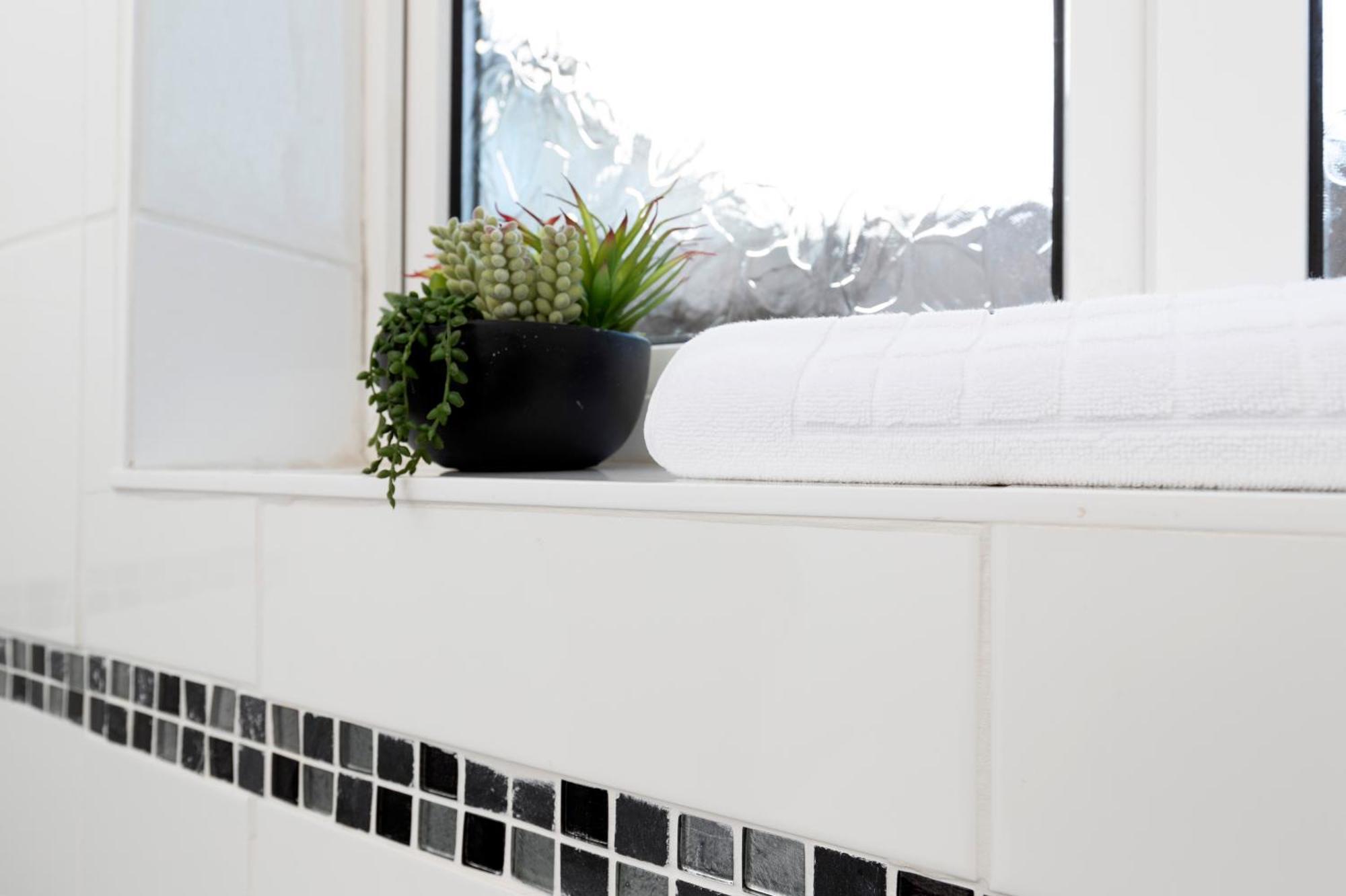 Quiet And Comfy House With 2 Bedrooms And 2 Bathrooms Super Fast Wifi And Crisp Hotel Standard White Linen Hosted By Our Home Short Stays Darlington  Exteriör bild