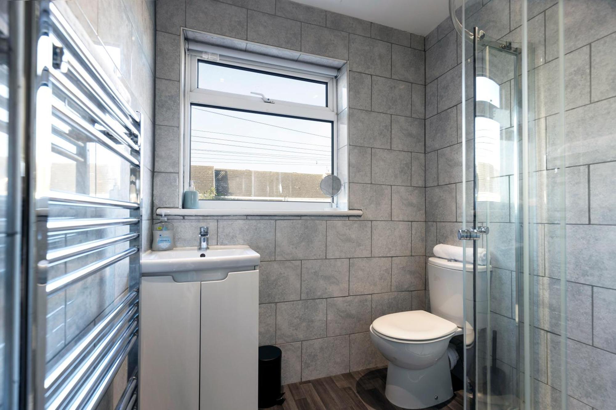 Quiet And Comfy House With 2 Bedrooms And 2 Bathrooms Super Fast Wifi And Crisp Hotel Standard White Linen Hosted By Our Home Short Stays Darlington  Exteriör bild