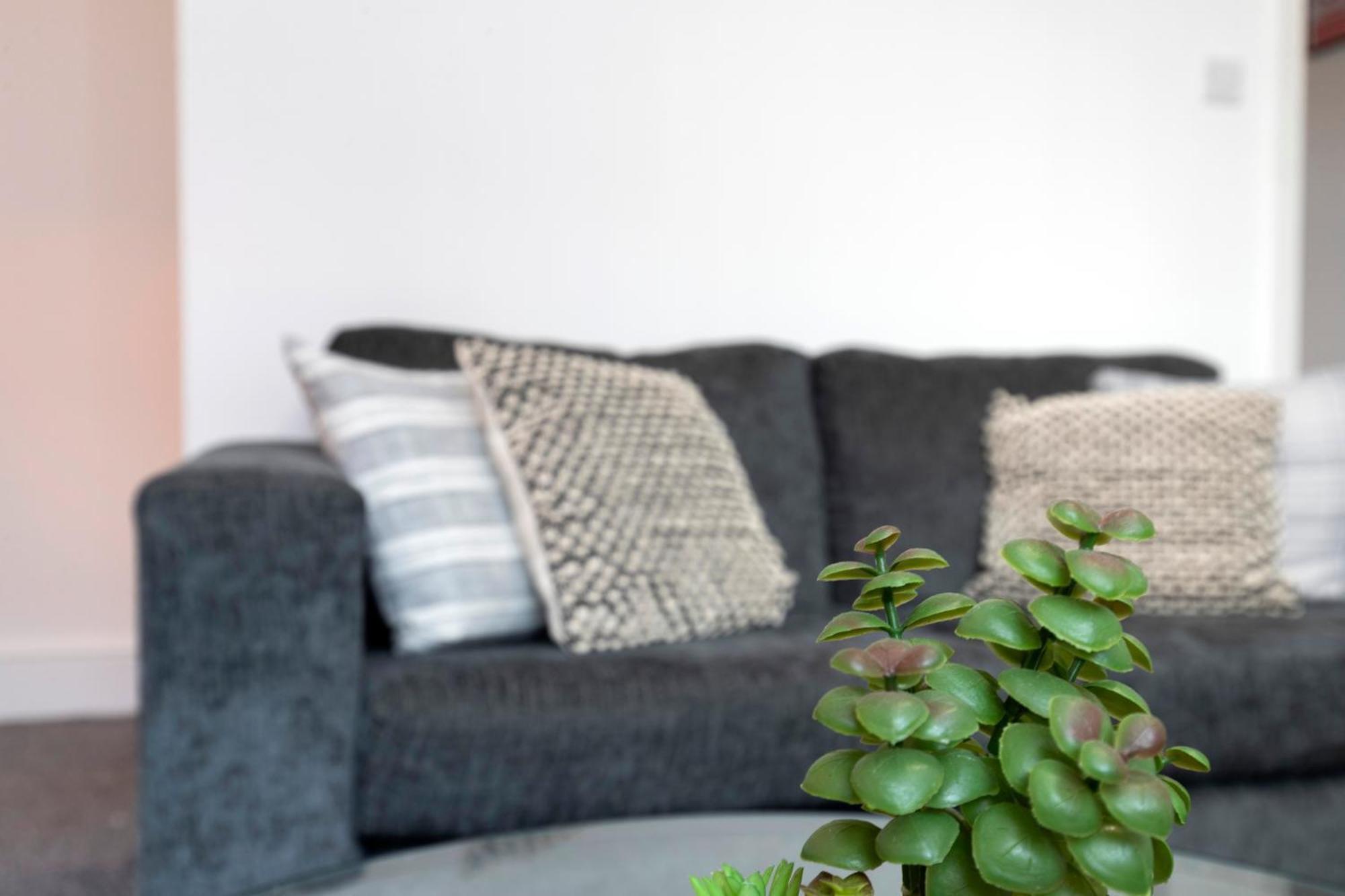 Quiet And Comfy House With 2 Bedrooms And 2 Bathrooms Super Fast Wifi And Crisp Hotel Standard White Linen Hosted By Our Home Short Stays Darlington  Exteriör bild