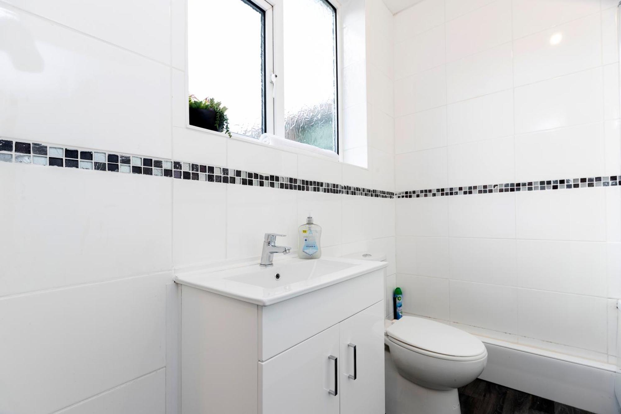 Quiet And Comfy House With 2 Bedrooms And 2 Bathrooms Super Fast Wifi And Crisp Hotel Standard White Linen Hosted By Our Home Short Stays Darlington  Exteriör bild