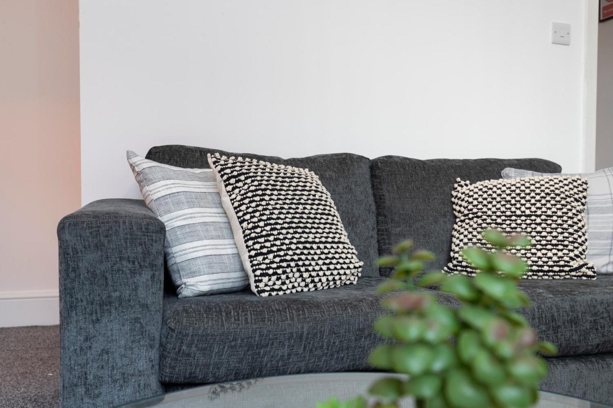 Quiet And Comfy House With 2 Bedrooms And 2 Bathrooms Super Fast Wifi And Crisp Hotel Standard White Linen Hosted By Our Home Short Stays Darlington  Exteriör bild
